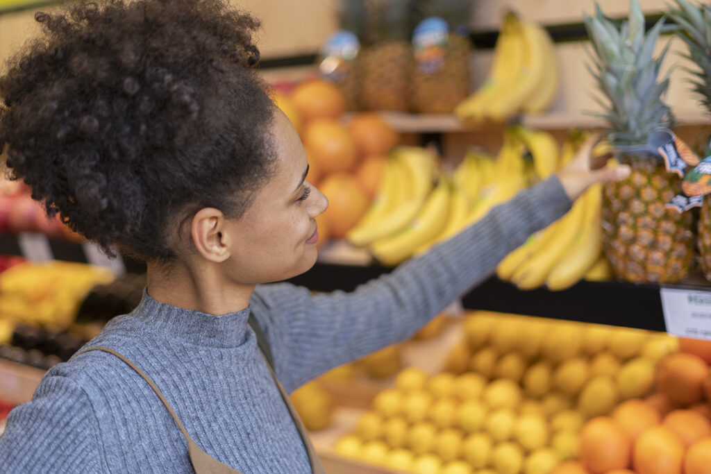 woman shopping fruits